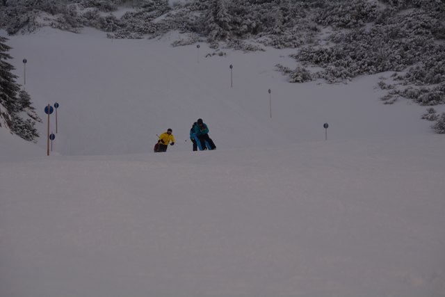 Mit einem Ski-Guide geht's die unberührte Piste hinab.