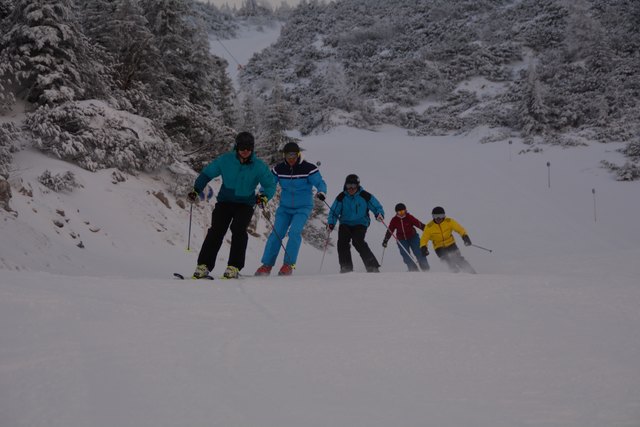 Mit einem Ski-Guide geht's die unberührte Piste hinab.