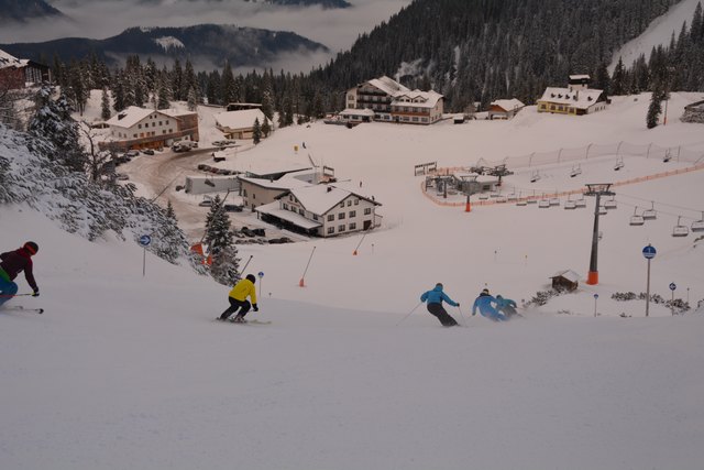 Mit einem Ski-Guide geht's die unberührte Piste hinab.