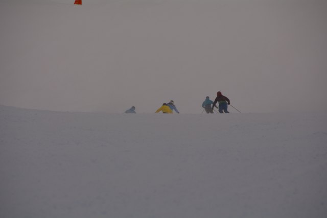 Mit einem Ski-Guide geht's die unberührte Piste hinab.