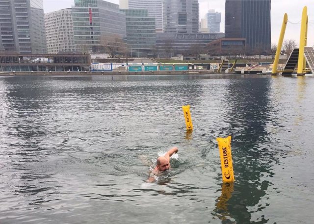 Quer über die Neue Donau mussten sich die Schwimmer durch das eiskalte Wasser kämpfen. | Foto: Foto: BV22