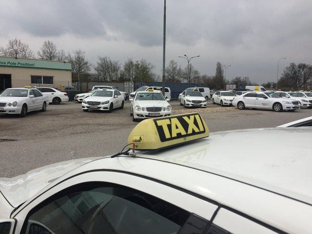 Lieber sicher: Taxis gibt es in Schwechat genug.