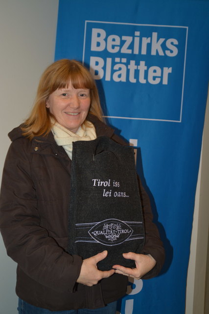 Andrea Told aus Reith/Seefeld freut sich über die gefüllte Tasche.