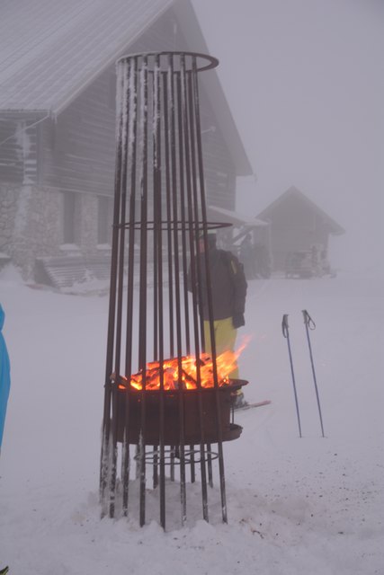 Beim Ötscher:Grill kann man sich in den frühen Morgenstunden aufwärmen.