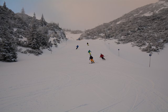 In den frühen Morgenstunden kann man am Hochkar schon die unberührten Pisten genießen.