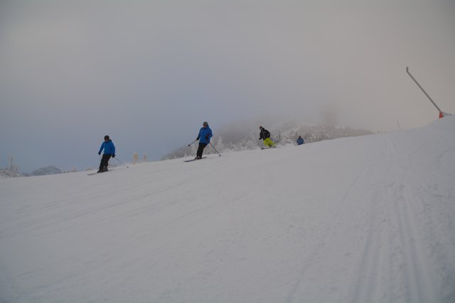In den frühen Morgenstunden kann man am Hochkar schon die unberührten Pisten genießen.