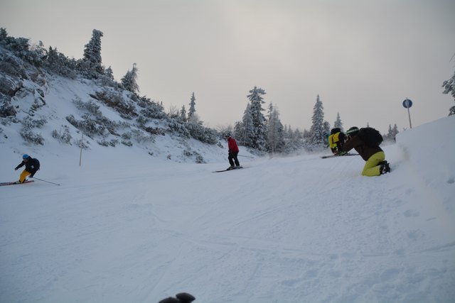 Mit einem Ski-Guide geht's die unberührte Piste hinab.