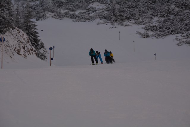 Mit einem Ski-Guide geht's die unberührte Piste hinab.