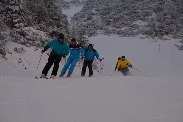 Mit einem Ski-Guide geht's die unberührte Piste hinab.
