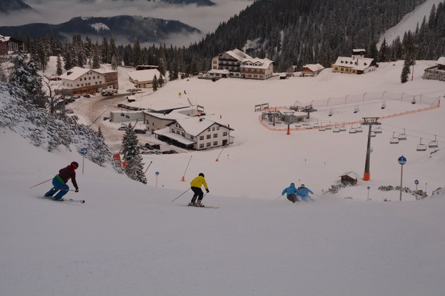 Mit einem Ski-Guide geht's die unberührte Piste hinab.