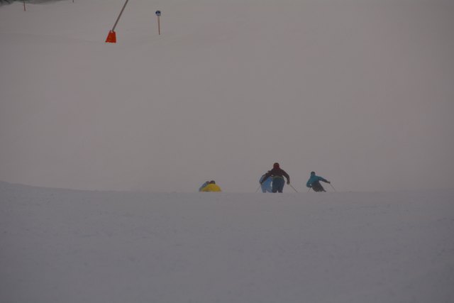 Mit einem Ski-Guide geht's die unberührte Piste hinab.