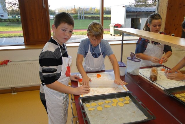 Jedes Jahr werden von den Schülern Kekse gebacken | Foto: KK