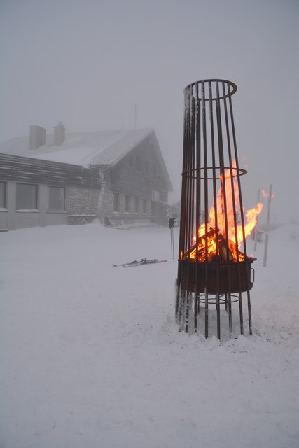Beim Ötscher:Grill kann man sich in den frühen Morgenstunden aufwärmen.