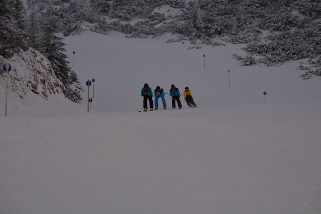 Mit einem Ski-Guide geht's die unberührte Piste hinab.