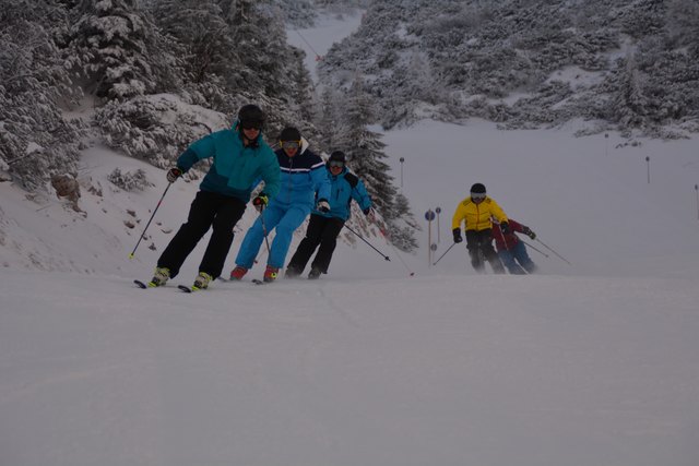 Mit einem Ski-Guide geht's die unberührte Piste hinab.