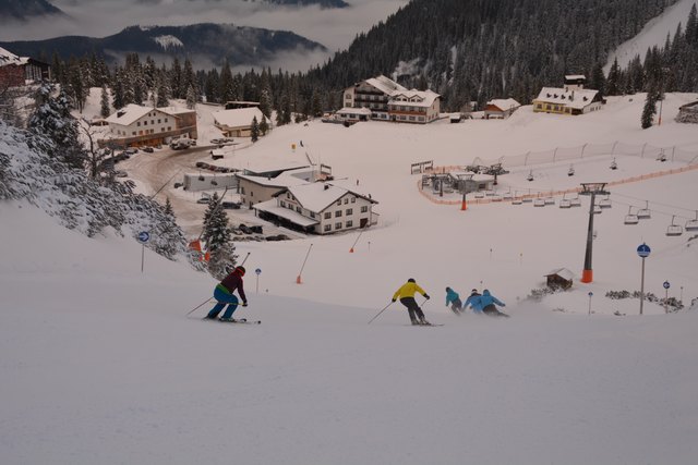 Mit einem Ski-Guide geht's die unberührte Piste hinab.