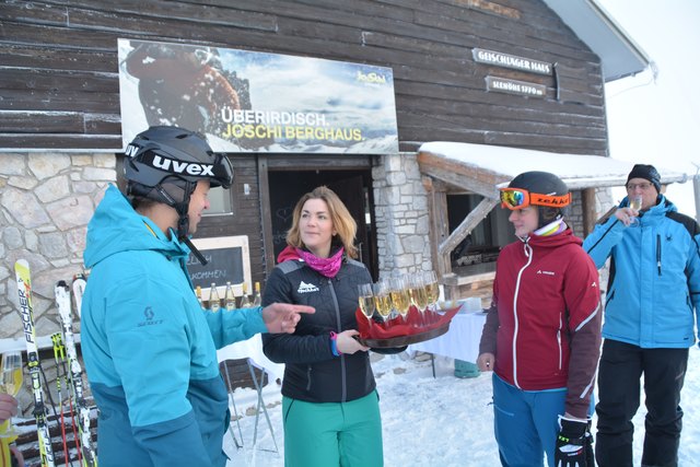 Mit einem Gläschen Sekt stießen die Organisatoren auf das neue Wintersport-Angebot am Göstlinger Hochkar an.