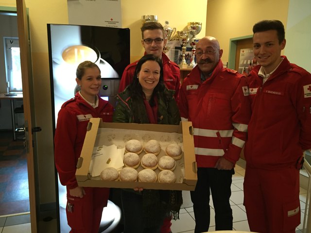 Die Diensthabenden beim Roten Kreuz Enns freuten sich über Dank und Krapfen von ÖAAB-Obfrau Eva Wartlik. | Foto: ÖAAB Enns