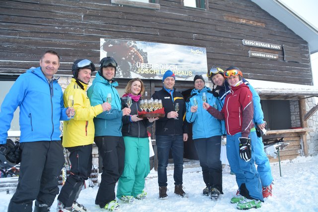 Mit einem Gläschen Sekt stießen die Organisatoren auf das neue Wintersport-Angebot am Göstlinger Hochkar an.