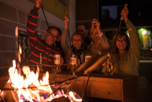 Emsig wurde wieder Bier gestachelt. | Foto: Ralph Doll Photography