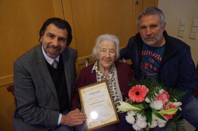 Ehrenmitgliedschaft von Bgm. Josef Wallner für Friederike Kupferer. | Foto: KK