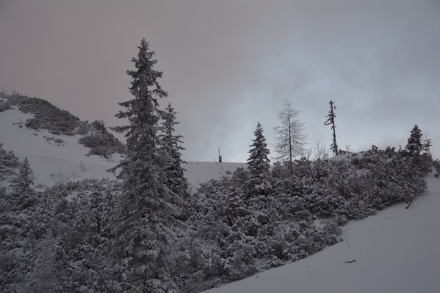 In den frühen Morgenstunden kann man am Hochkar schon die unberührten Pisten genießen.
