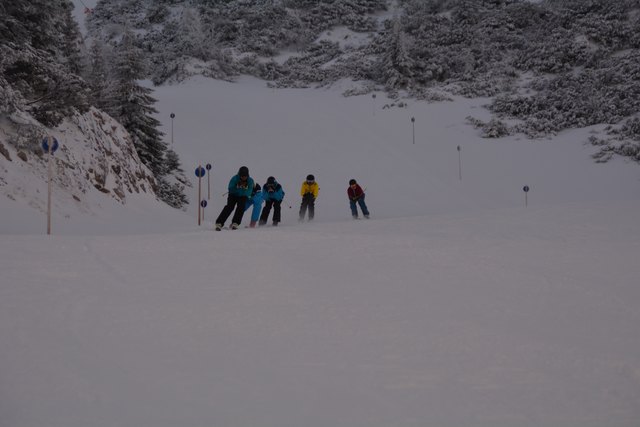 Mit einem Ski-Guide geht's die unberührte Piste hinab.