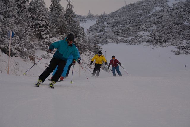 Mit einem Ski-Guide geht's die unberührte Piste hinab.