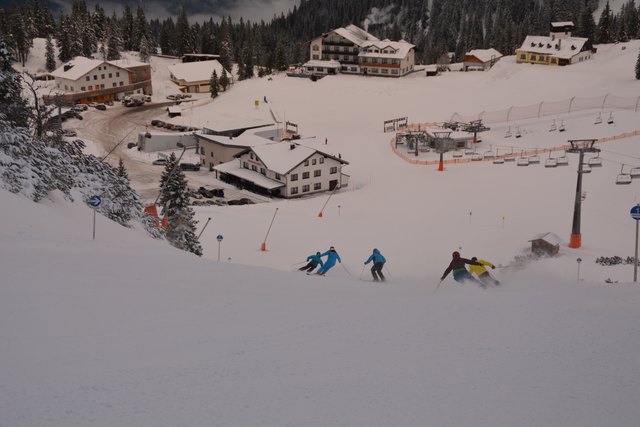 Mit einem Ski-Guide geht's die unberührte Piste hinab.