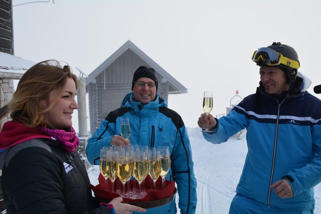 Mit einem Gläschen Sekt stießen die Organisatoren auf das neue Wintersport-Angebot am Göstlinger Hochkar an.