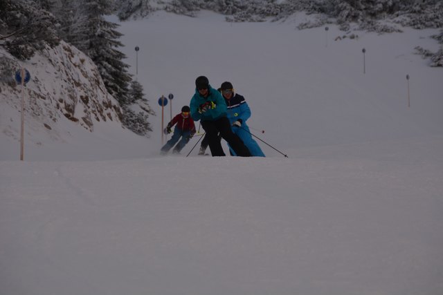 Mit einem Ski-Guide geht's die unberührte Piste hinab.