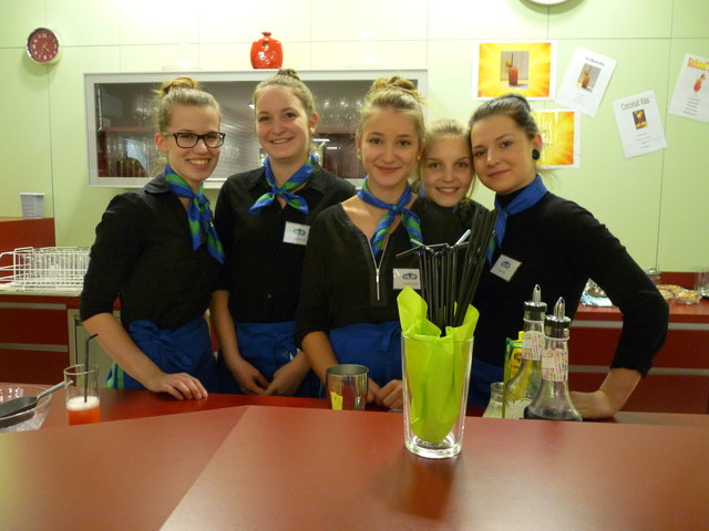 Fröhlich präsentierten die Schülerinnen ihre Schule.