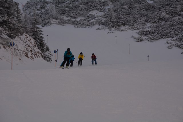 Mit einem Ski-Guide geht's die unberührte Piste hinab.