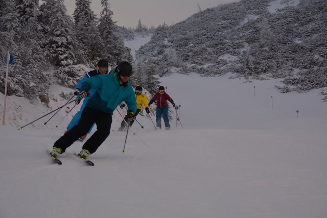 Mit einem Ski-Guide geht's die unberührte Piste hinab.