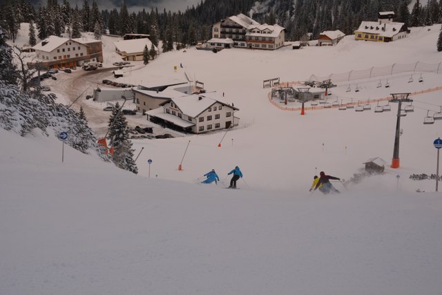 Mit einem Ski-Guide geht's die unberührte Piste hinab.