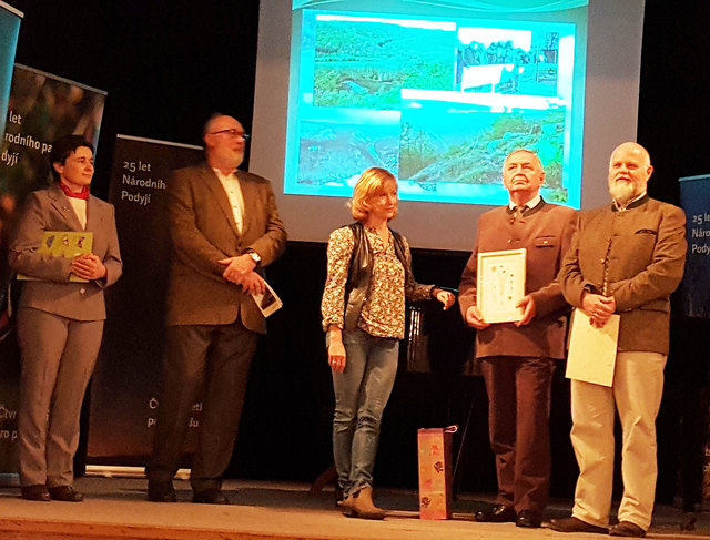 Lenka Reiterova, Dir. Tomas Rothröckl, (Dolmetscherin) Norbert Kellner und Franz Kraus bei der Ehrung in Znaim.                        Foto: Privat