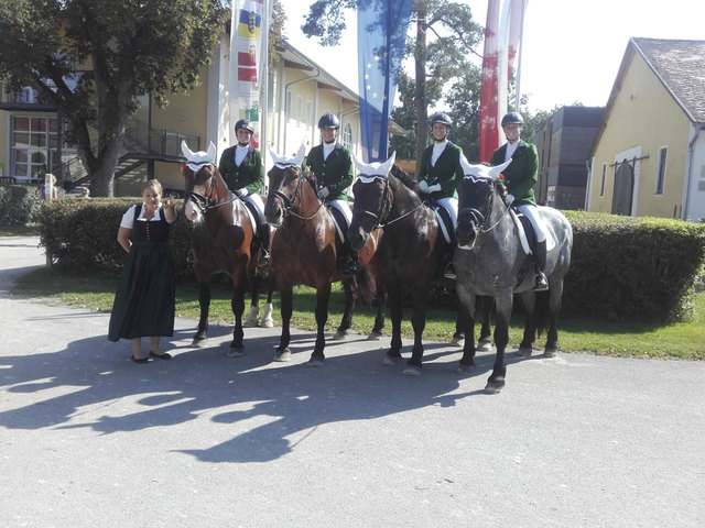 Trainerin Sonja Reisinger, Christina Hanke auf Sir Namero, Hofer Katrin auf Wendy, Theresa Koch auf Lisa, Barbara Vogelreiter mit Nora (nicht im Bild Lea Portenkirchner) | Foto: Foto: Reitergruppe Maishofen