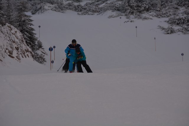 Mit einem Ski-Guide geht's die unberührte Piste hinab.