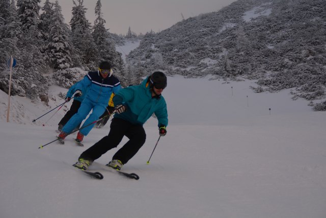 Mit einem Ski-Guide geht's die unberührte Piste hinab.