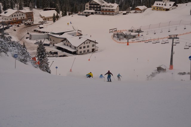 Mit einem Ski-Guide geht's die unberührte Piste hinab.