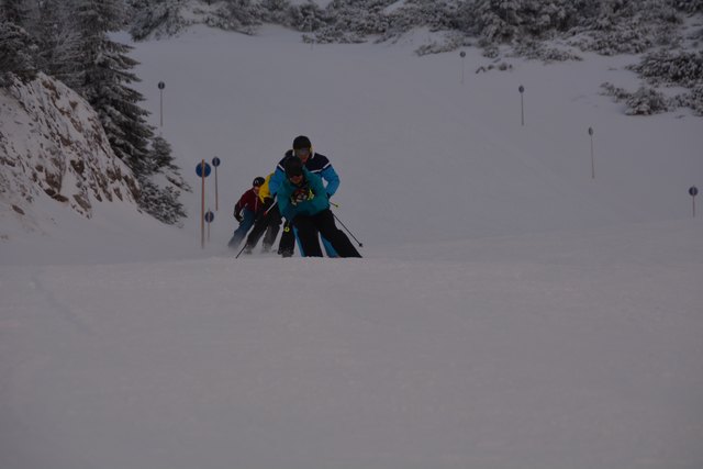 Mit einem Ski-Guide geht's die unberührte Piste hinab.