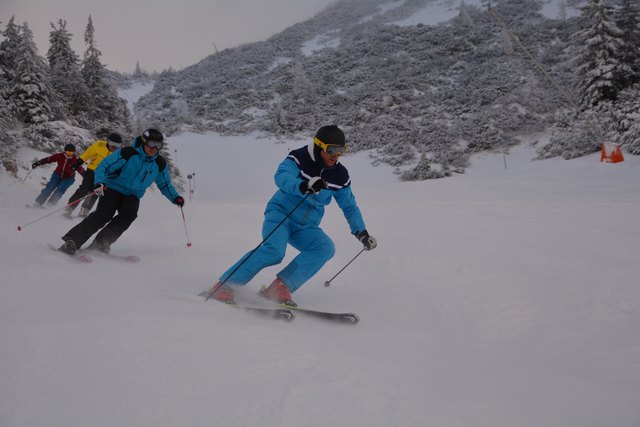 Mit einem Ski-Guide geht's die unberührte Piste hinab.
