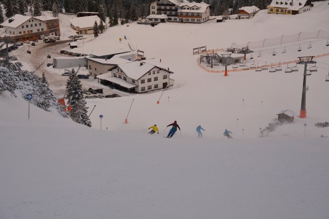 Mit einem Ski-Guide geht's die unberührte Piste hinab.