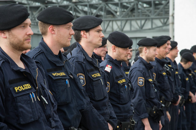 Verstärkte Polizei Präsenz in Salzburg. | Foto: Franz Neumayr