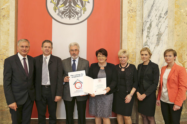 Bundesminister Alois Stöger zeichnete das Alten- und Pflegeheim St. Vinzenz mit Leiter Josef Berghofer (2.v.li.) aus. | Foto: Foto: Haus St. Vinzenz