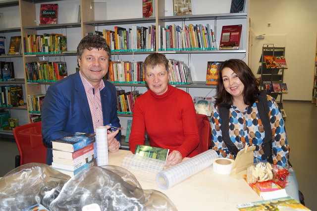 Bürgermeister Gerhard Pirih, Elisabeth Koch und Stadtbücherei-Leiterin Astrid Arztmann (von links)