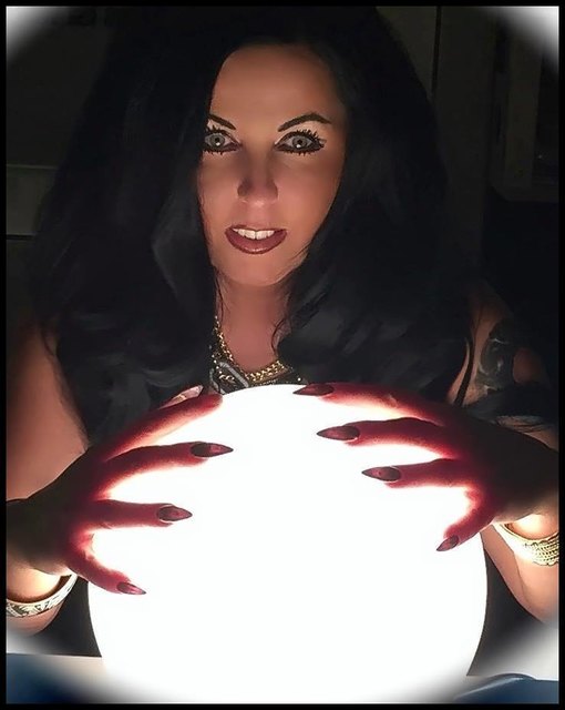 Ildiko Karo hat sich der Spiritualität verschrieben. Für die bz hat sie exklusiv ein Horoskop für Wien erstellt. | Foto: bz