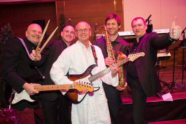 Die Schwarze Nacht - der Ball der ÖVP Salzburg im Hotel Crown Plaza Foto: Neumayr/MMV 16.1.2016 Landeshauptmann-Stellvertreter Christian Stöckl mit der Band Sunny Night