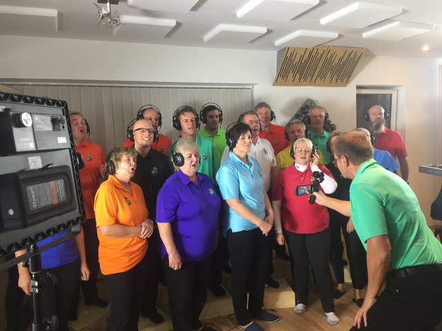 Der Golfer Chor bei den Aufnahmen im Tonstudio