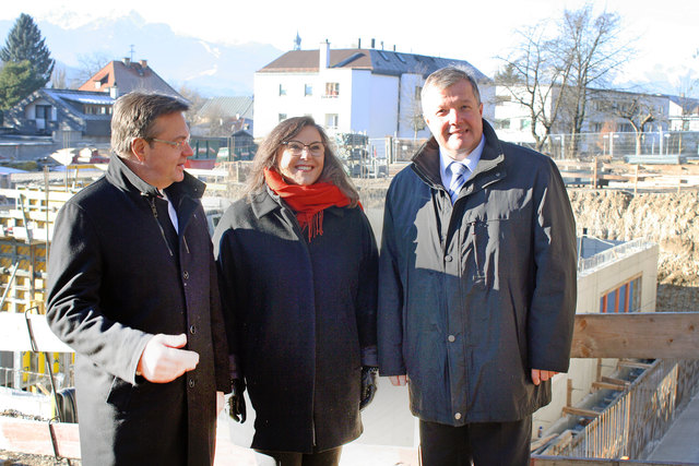 LH Günther Platter, Hospizvorsitzende Elisabeth Zanon und LR Bernhard Tilg bei der Grundsteinlegung.